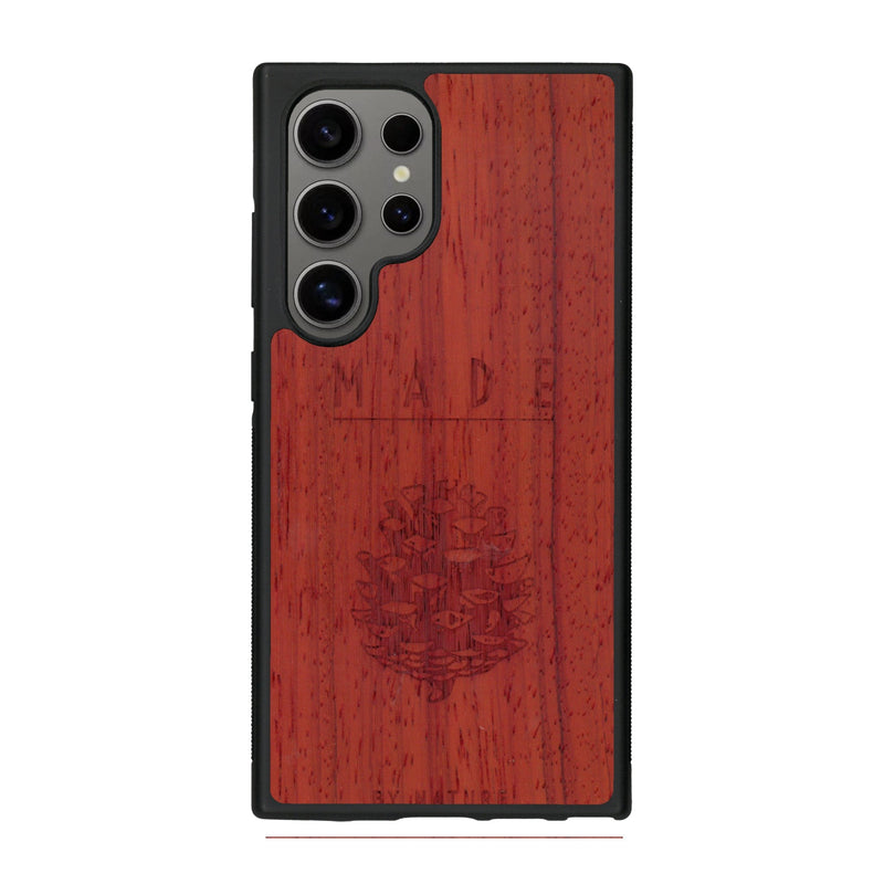 Coque de protection en bois véritable fabriquée en France pour Samsung S25 Ultra sur le thème de la nature et des arbres avec une gravure représentant une pomme de pin et la phrase "made by nature"