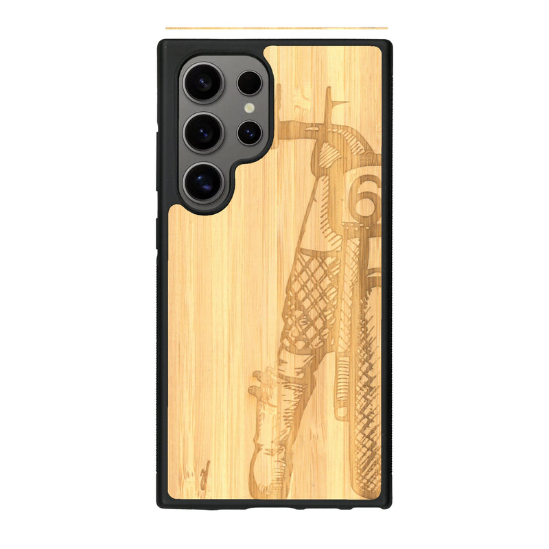 Coque de protection en bois véritable fabriquée en France pour Samsung S25 Ultra représentant une vue de face d'une femme sur une moto vintage dessinée à la main par l'artiste Maud Dabs
