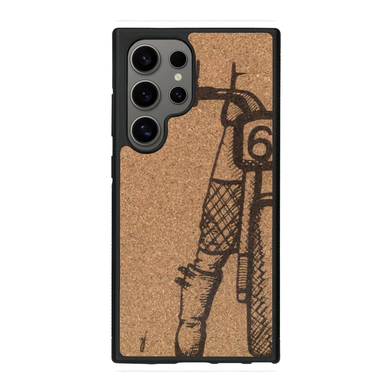 Coque de protection en bois véritable fabriquée en France pour Samsung S25 Ultra représentant une vue de face d'une femme sur une moto vintage dessinée à la main par l'artiste Maud Dabs