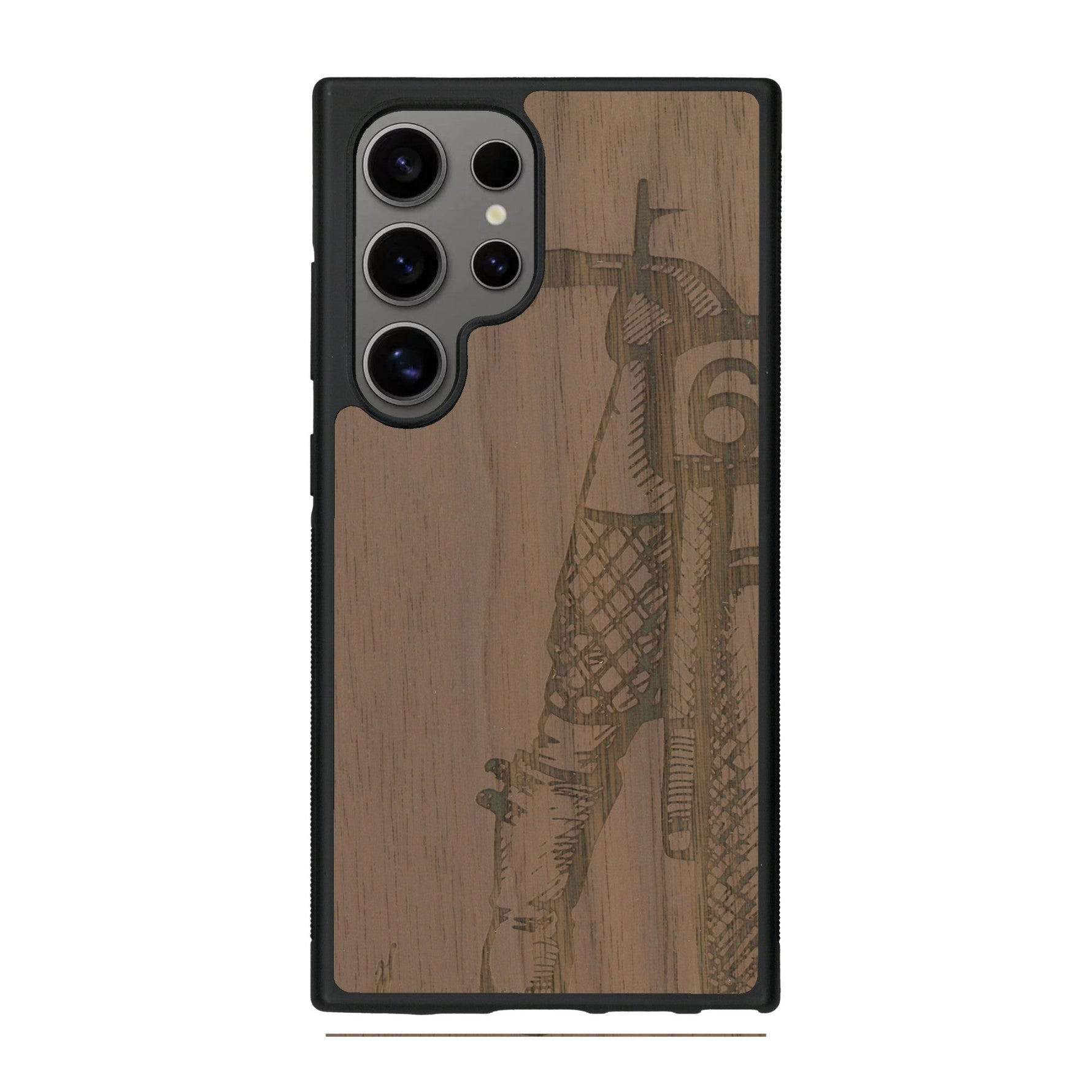 Coque de protection en bois véritable fabriquée en France pour Samsung S25 Ultra représentant une vue de face d'une femme sur une moto vintage dessinée à la main par l'artiste Maud Dabs