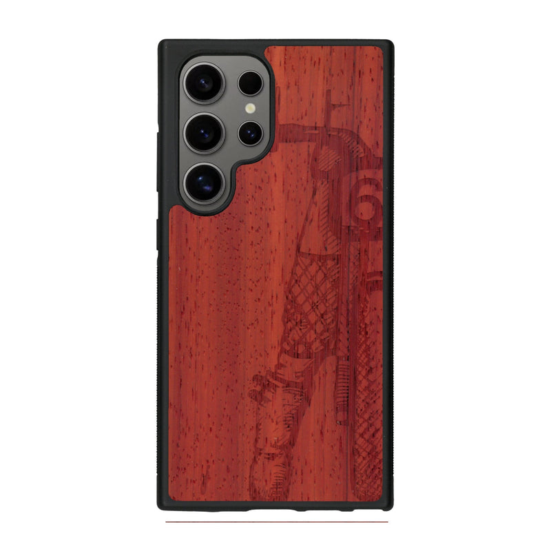 Coque de protection en bois véritable fabriquée en France pour Samsung S25 Ultra représentant une vue de face d'une femme sur une moto vintage dessinée à la main par l'artiste Maud Dabs