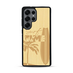 Coque de protection en bois véritable fabriquée en France pour  sur le thème chill avec un motif représentant une silouhette tenant une planche de surf sur une plage entouré de palmiers et les mots "Surf Time Long Beach Miami"