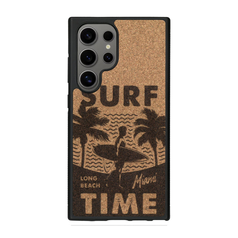 Coque de protection en bois véritable fabriquée en France pour Samsung S25 Ultra sur le thème chill avec un motif représentant une silouhette tenant une planche de surf sur une plage entouré de palmiers et les mots "Surf Time Long Beach Miami"