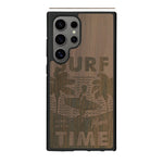 Coque de protection en bois véritable fabriquée en France pour Samsung S25 Ultra sur le thème chill avec un motif représentant une silouhette tenant une planche de surf sur une plage entouré de palmiers et les mots "Surf Time Long Beach Miami"