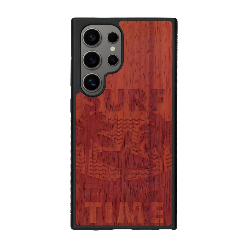 Coque de protection en bois véritable fabriquée en France pour Samsung S25 Ultra sur le thème chill avec un motif représentant une silouhette tenant une planche de surf sur une plage entouré de palmiers et les mots "Surf Time Long Beach Miami"