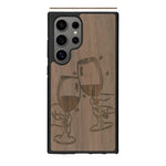 Coque de protection en bois véritable fabriquée en France pour Samsung S25 Ultra représentant une vue de face d'une flute de champagne dessinée à la main par l'artiste Maud Dabs