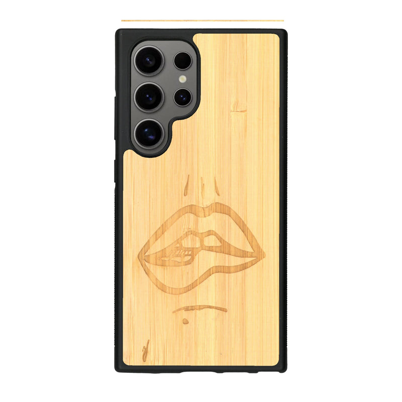 Coque de protection en bois véritable fabriquée en France pour Samsung S25 Ultra représentant de manière minimaliste une bouche de féminine se mordant le coin de la lèvre de manière sensuelle dessinée à la main par l'artiste Maud Dabs