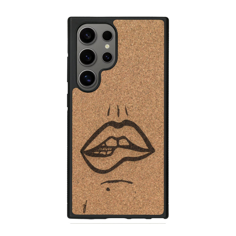 Coque de protection en bois véritable fabriquée en France pour Samsung S25 Ultra représentant de manière minimaliste une bouche de féminine se mordant le coin de la lèvre de manière sensuelle dessinée à la main par l'artiste Maud Dabs