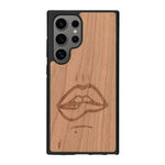 Coque de protection en bois véritable fabriquée en France pour Samsung S25 Ultra représentant de manière minimaliste une bouche de féminine se mordant le coin de la lèvre de manière sensuelle dessinée à la main par l'artiste Maud Dabs