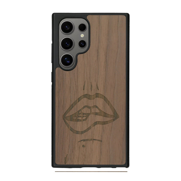 Coque de protection en bois véritable fabriquée en France pour Samsung S25 Ultra représentant de manière minimaliste une bouche de féminine se mordant le coin de la lèvre de manière sensuelle dessinée à la main par l'artiste Maud Dabs