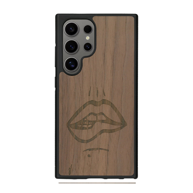Coque de protection en bois véritable fabriquée en France pour Samsung S25 Ultra représentant de manière minimaliste une bouche de féminine se mordant le coin de la lèvre de manière sensuelle dessinée à la main par l'artiste Maud Dabs