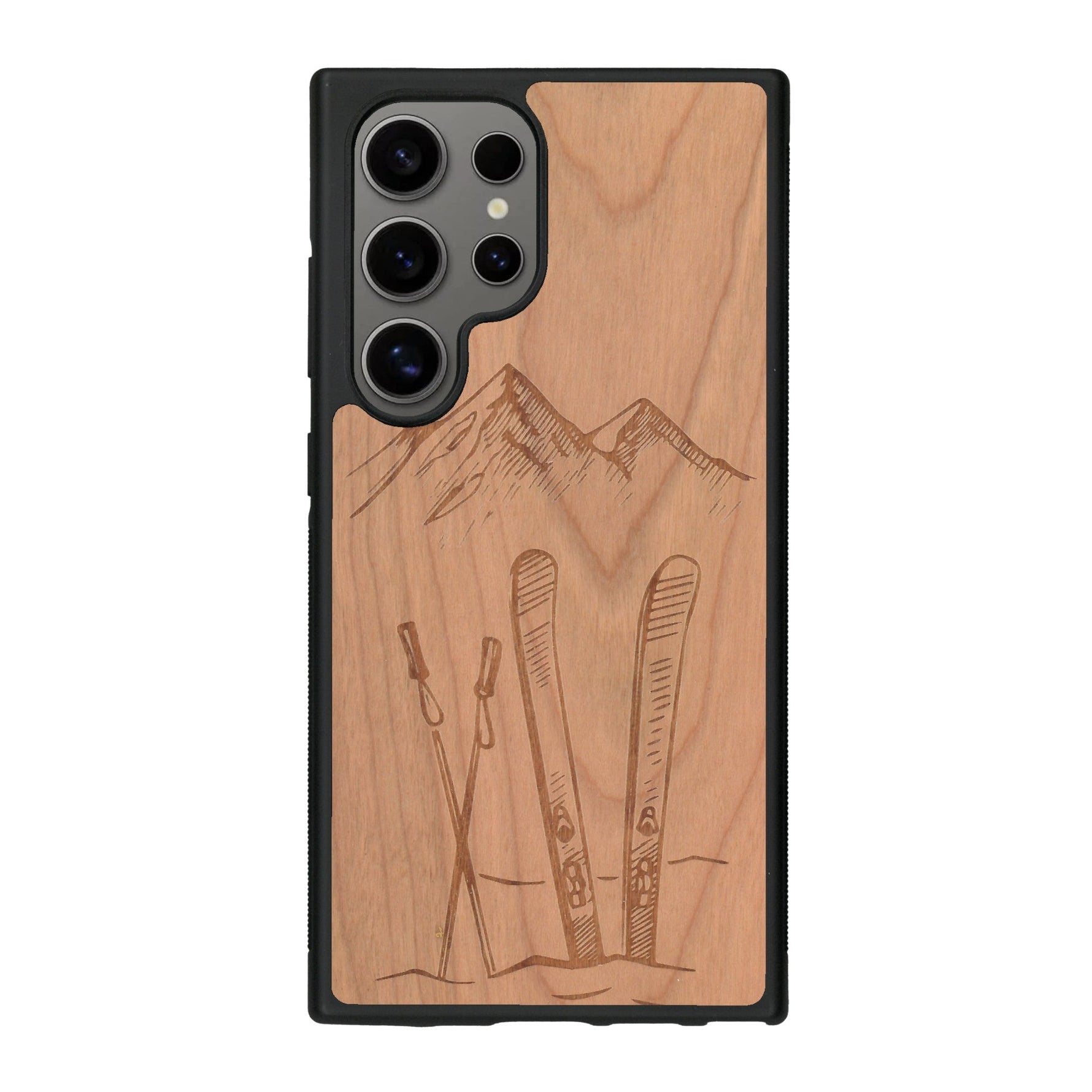 Coque de protection en bois véritable fabriquée en France pour Samsung S25 Ultra sur le thème de la montagne, du ski et de la neige avec un motif représentant une paire de ski plantée dans la neige avec en fond des montagnes enneigées