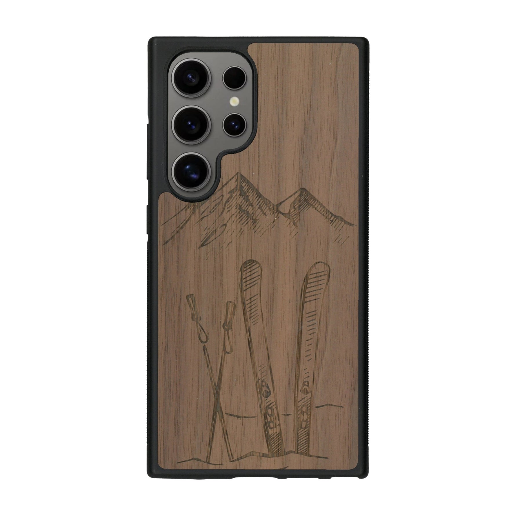 Coque de protection en bois véritable fabriquée en France pour Samsung S25 Ultra sur le thème de la montagne, du ski et de la neige avec un motif représentant une paire de ski plantée dans la neige avec en fond des montagnes enneigées