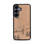 Coque de protection en bois véritable fabriquée en France pour  sur le thème de la montagne, du ski et de la neige avec un motif représentant une paire de ski plantée dans la neige avec en fond des montagnes enneigées