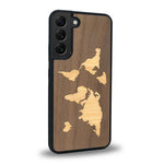 Coque de protection en bois véritable fabriquée en France pour Samsung S25FE alliant du bambou et du noyer sur le thème du voyage et de l'aventure représentant une mappemonde
