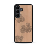 Coque de protection en bois véritable fabriquée en France pour  sur le thème de la nature des arbres avec un motif de gravure représentant des épines de sapin et des pommes de pin