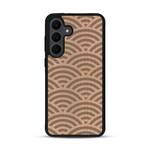 Coque de protection en bois véritable fabriquée en France pour  baptisée "La Sinjak" avec un motif de gravure abstrait représentant la répétition d'un symbole wifi