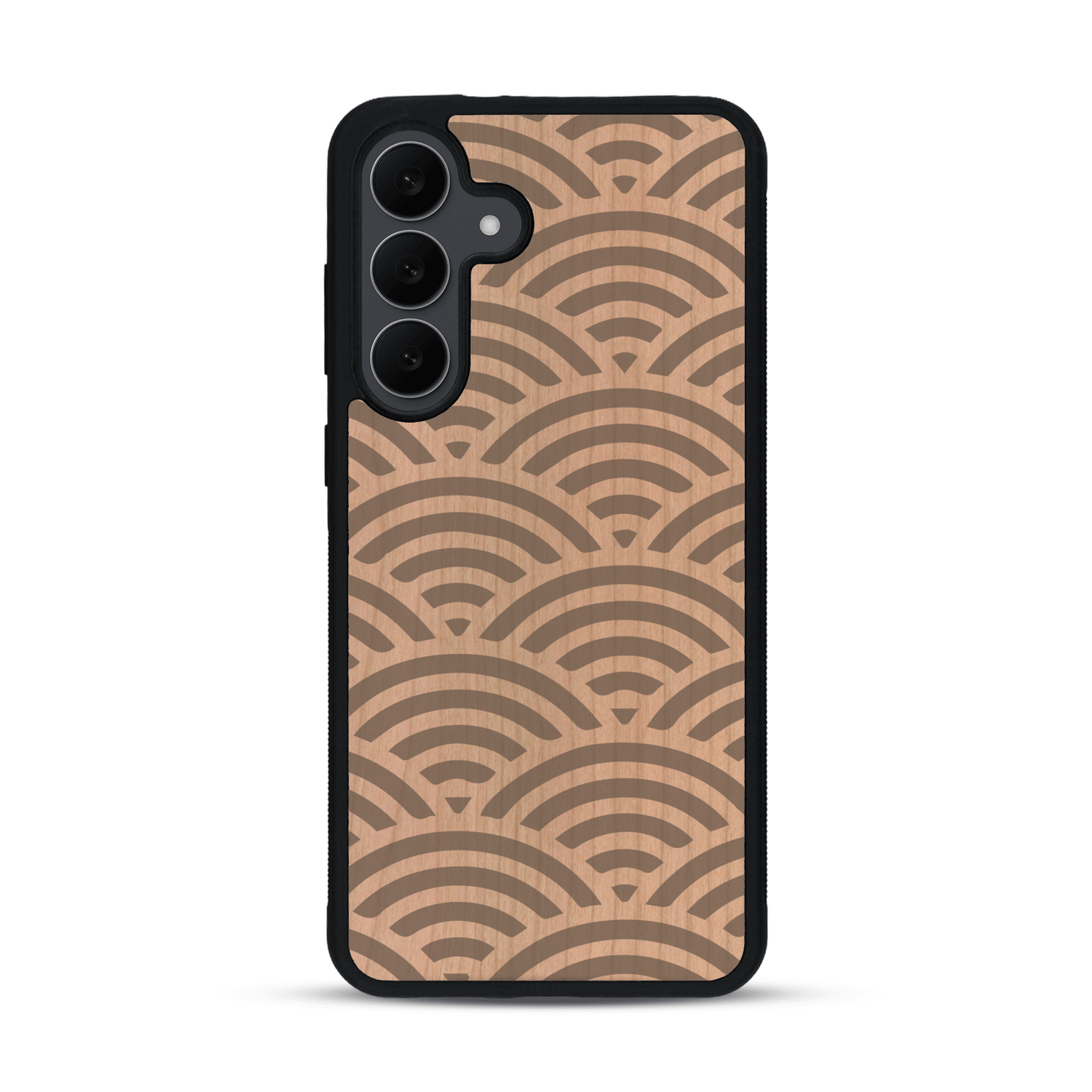 Coque de protection en bois véritable fabriquée en France pour  baptisée "La Sinjak" avec un motif de gravure abstrait représentant la répétition d'un symbole wifi