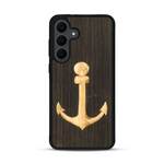 Coque de protection en bois véritable fabriquée en France pour  sur le thème nautique avec un bois clair et un bois foncé représentant une ancre de bateau