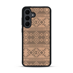 Coque de protection en bois véritable fabriquée en France pour  avec des motifs géométriques s'inspirant des temples aztèques, mayas et incas