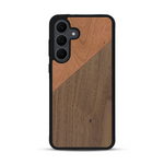 Coque de protection en bois véritable fabriquée en France pour  alliant du merisier et du noyer formant chacun un triangle avec une jointure en diagonale sur le thème de l'art abstrait