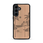 Coque de protection en bois véritable fabriquée en France pour  sur le thème des voyages en vans, vanlife et chill avec une gravure représentant un van vw combi devant le soleil couchant sur une plage avec des vagues