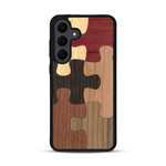 Coque de protection en bois véritable fabriquée en France pour  représentant un puzzle en six pièces qui allie du chêne fumé, du noyer, du bambou, du padouk, du merisier et de l'acajou
