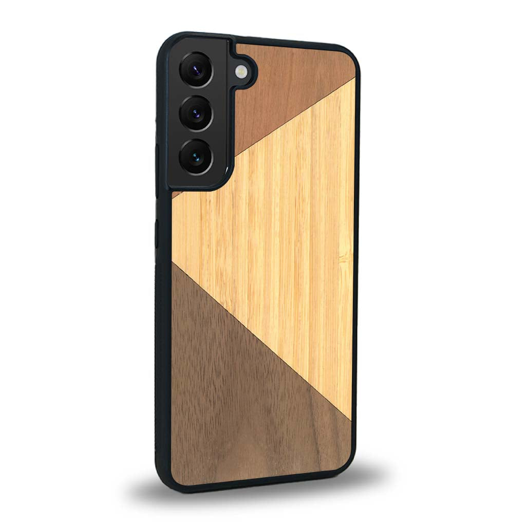 Coque de protection en bois véritable fabriquée en France pour Samsung S25FE alliant du merisier, du noyer et du bambou formant chacun deux triangles et un trapèze avec deux jointures en diagonale sur le thème de l'art abstrait