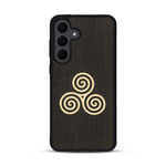 Coque de protection en bois véritable fabriquée en France pour  alliant du chêne fumé et du bambou et doré représentant un triskell