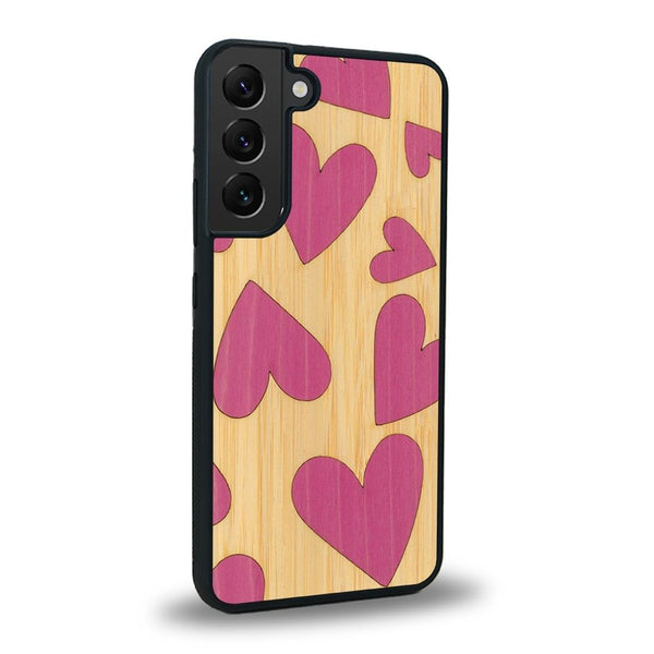 Coque de protection en bois véritable fabriquée en France pour Samsung S25FE alliant plusieurs essences de bois pour représenter des coeurs pour les amoureux
