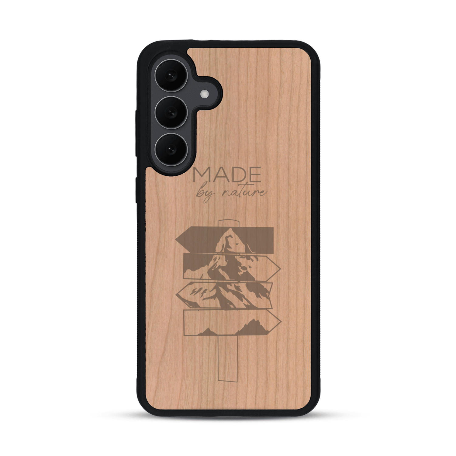 Coque de protection en bois véritable fabriquée en France pour  sur le thème de la nature et des arbres avec une gravure représentant une pomme de pin et la phrase "made by nature"