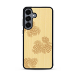 Coque de protection en bois véritable fabriquée en France pour  sur le thème de la nature des arbres avec un motif de gravure représentant des épines de sapin et des pommes de pin