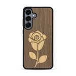 Coque de protection en bois véritable fabriquée en France pour Samsung S25+ alliant plusieurs essences de bois pour représenter une rose