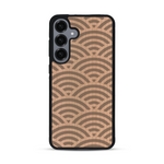 Coque de protection en bois véritable fabriquée en France pour  baptisée "La Sinjak" avec un motif de gravure abstrait représentant la répétition d'un symbole wifi