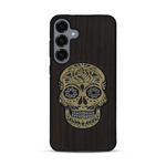 Coque de protection en bois véritable fabriquée en France pour  alliant du chêne fumé avec du métal argenté et doré représentant une tête de mort mexicaine sur le thème Dia de los Muertos