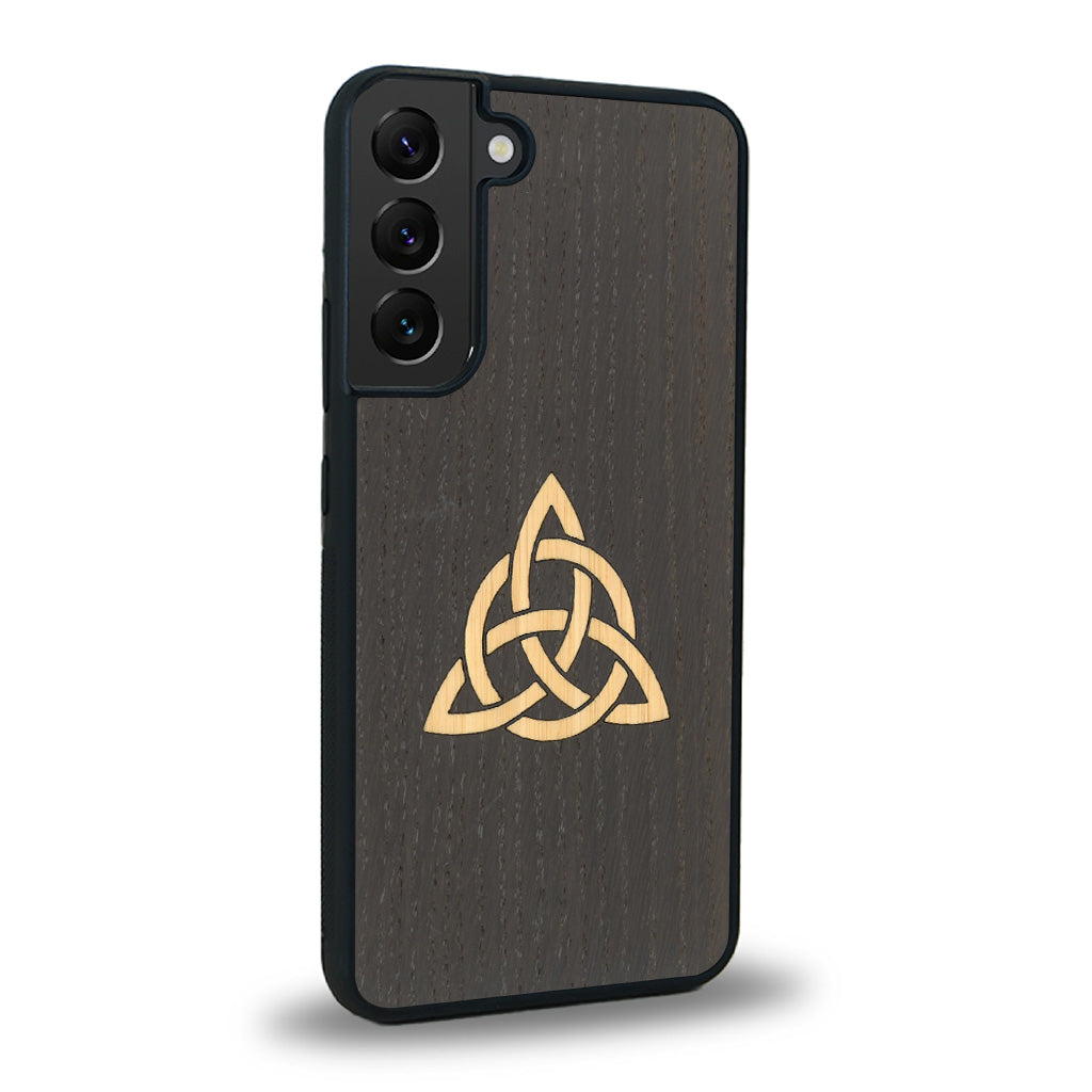 Coque de protection en bois véritable fabriquée en France pour Samsung S25+ alliant du chêne fumé et du bambou représentant une triquetra