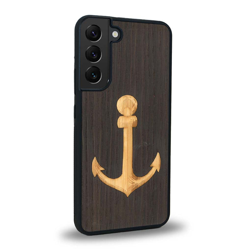Coque de protection en bois véritable fabriquée en France pour Samsung S25+ sur le thème nautique avec un bois clair et un bois foncé représentant une ancre de bateau