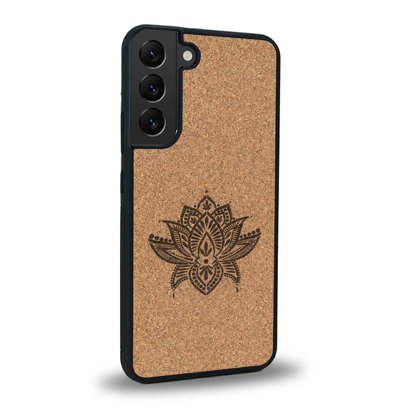 Coque de protection en bois véritable fabriquée en France pour Samsung S25+ sur le thème de la nature et du yoga avec une gravure zen représentant une fleur de lotus