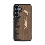 Coque de protection en bois véritable fabriquée en France pour  sur le thème de la nature et de la montagne qui allie du chêne fumé, du noyer et du bambou représentant le mont mézenc
