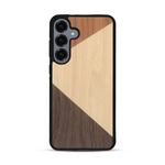 Coque de protection en bois véritable fabriquée en France pour  alliant du merisier, du noyer et du bambou formant chacun deux triangles et un trapèze avec deux jointures en diagonale sur le thème de l'art abstrait