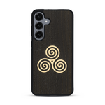 Coque de protection en bois véritable fabriquée en France pour  alliant du chêne fumé et du bambou et doré représentant un triskell
