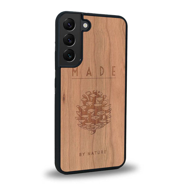 Coque de protection en bois véritable fabriquée en France pour Samsung S25+ sur le thème de la nature et des arbres avec une gravure représentant une pomme de pin et la phrase "made by nature"