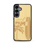 Coque de protection en bois véritable fabriquée en France pour  sur le thème chill avec un motif représentant une silouhette tenant une planche de surf sur une plage entouré de palmiers et les mots "Surf Time Long Beach Miami"
