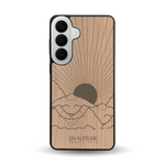 Coque de protection en bois véritable fabriquée en France pour  représentant des montagnes, sur le thème de la randonnée en pleine nature et du trail