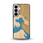Coque de protection en bois véritable fabriquée en France pour  alliant plusieurs essences de bois pour représenter la célèbre grande vague de Kanagawa