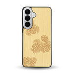 Coque de protection en bois véritable fabriquée en France pour  sur le thème de la nature des arbres avec un motif de gravure représentant des épines de sapin et des pommes de pin