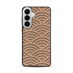 Coque de protection en bois véritable fabriquée en France pour  baptisée "La Sinjak" avec un motif de gravure abstrait représentant la répétition d'un symbole wifi