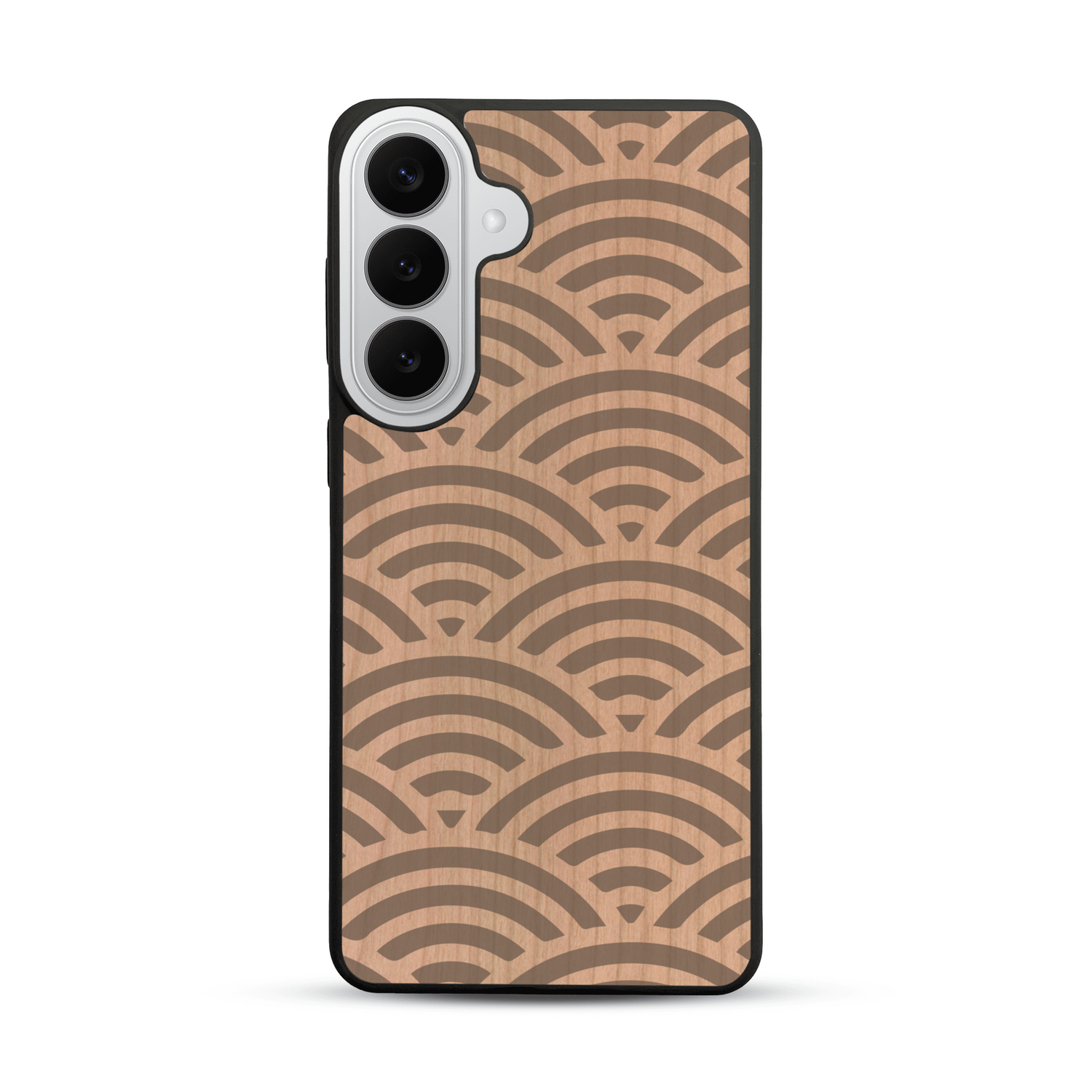 Coque de protection en bois véritable fabriquée en France pour  baptisée "La Sinjak" avec un motif de gravure abstrait représentant la répétition d'un symbole wifi