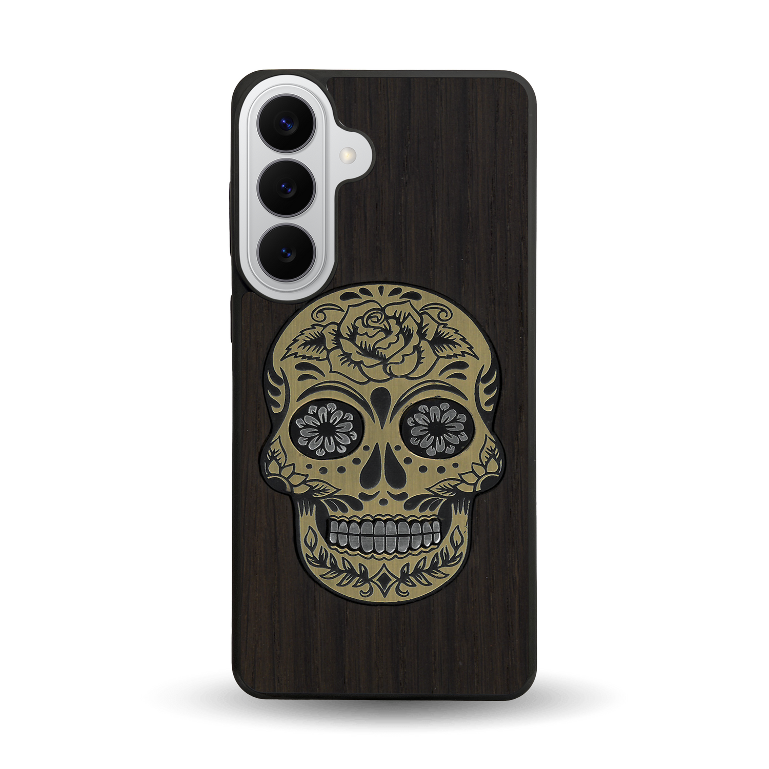Coque de protection en bois véritable fabriquée en France pour  alliant du chêne fumé avec du métal argenté et doré représentant une tête de mort mexicaine sur le thème Dia de los Muertos
