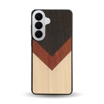 Coque de protection en bois véritable fabriquée en France pour  alliant du chêne fumé, du padouk et du bambou en forme de chevron sur le thème de l'art abstrait